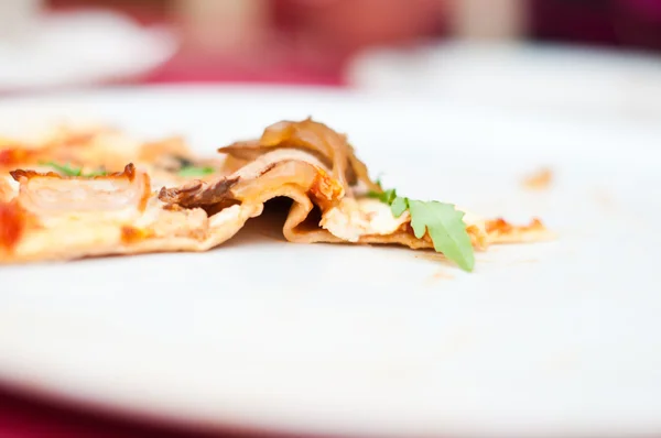 Last slice of pizza on plate — Stock Photo, Image