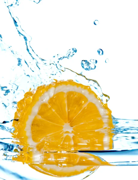 Caduta di limone in acqua con spruzzi — Foto Stock