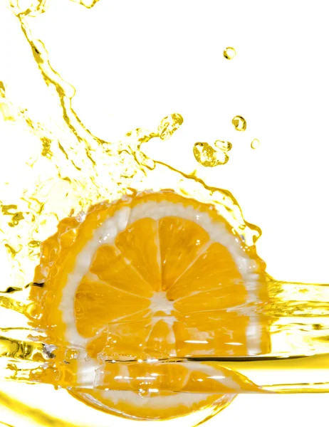 Limão cair na água com respingo — Fotografia de Stock