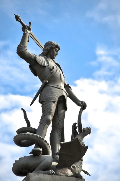 Alte Statue, die den Mann zeigt, der Drachen tötet — Stockfoto