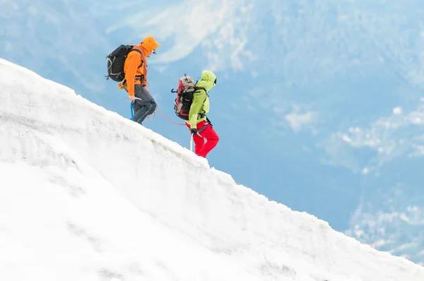 Zwei Bergsteiger auf Wanderung — Stockfoto