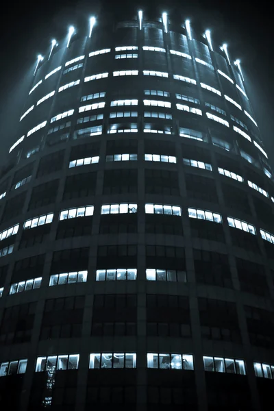Clădire de birouri noaptea — Fotografie, imagine de stoc