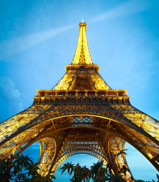 Eiffelturm in der Nacht. Paris, Frankreich. — Stockfoto