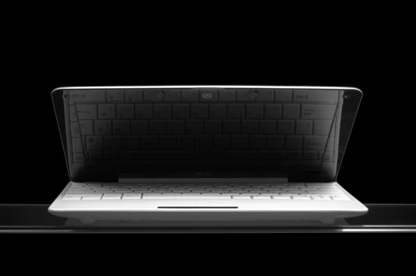 Bílý notebook na černém pozadí — Stock fotografie
