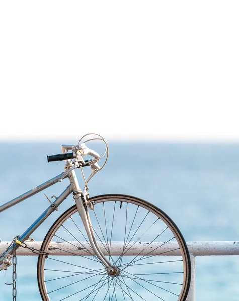 旧自行车在海上侧 — 图库照片