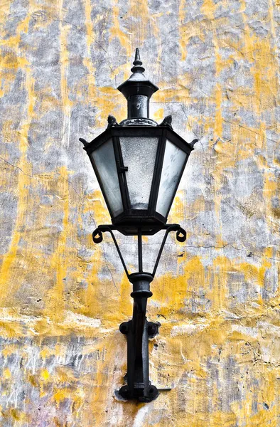 Oude lantaarn op oude muur — Stockfoto
