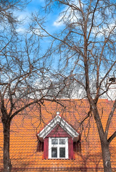 Bella vecchia casa mansarda sul tetto con cielo nuvoloso in background — Foto Stock