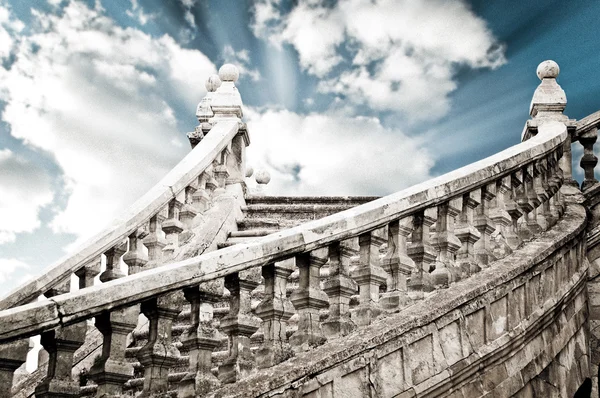 Alte Treppen in den Himmel — Stockfoto