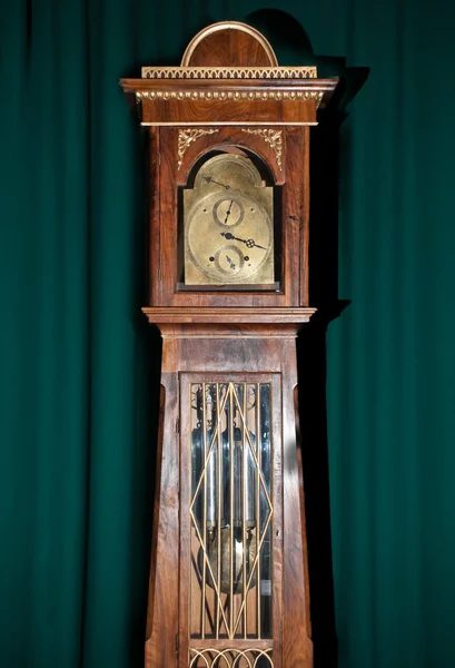 Relógio de madeira velho — Fotografia de Stock