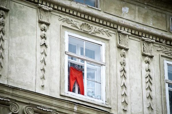 Pantaloni rossi in finestra — Foto Stock