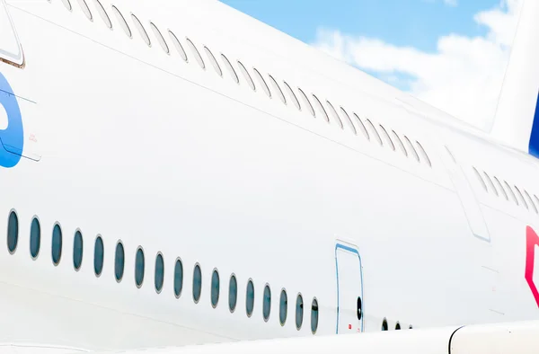 Vista lateral do avião de passageiros . — Fotografia de Stock