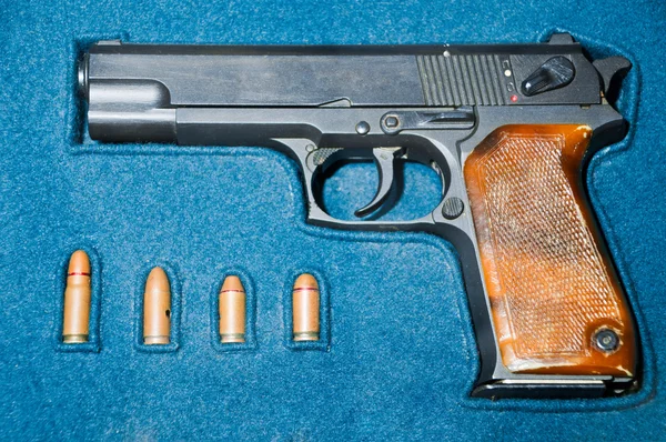 Pistol och kulor i låda — Stockfoto