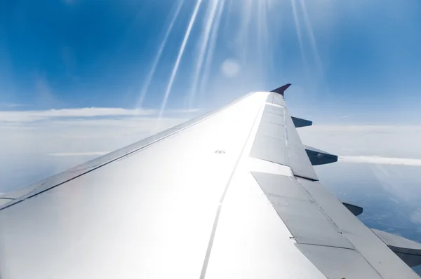 Вид на крыло самолета — стоковое фото