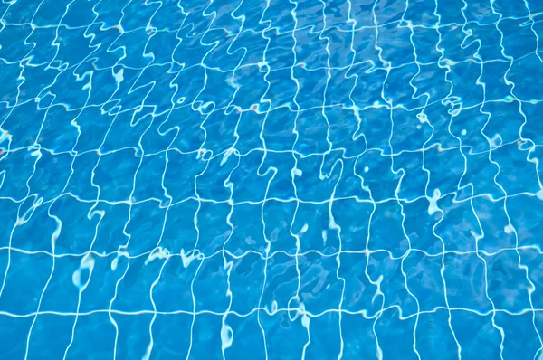 Прозрачная вода для бассейна — стоковое фото