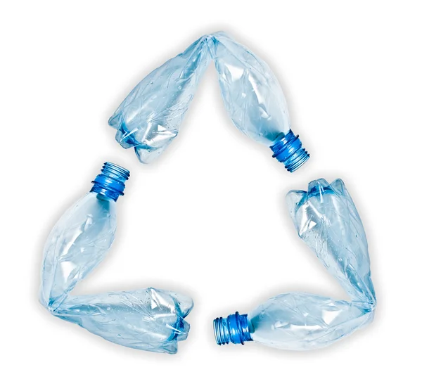 Botellas de plástico que componen el símbolo de reciclaje — Foto de Stock