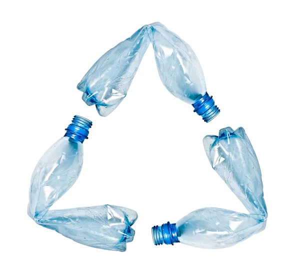 Bottiglie di plastica che compongono il simbolo del riciclaggio — Foto Stock