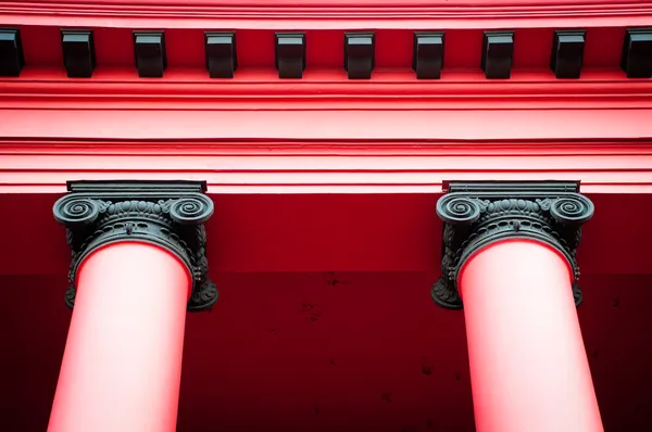 Parte superior de dos columnas rojas — Foto de Stock