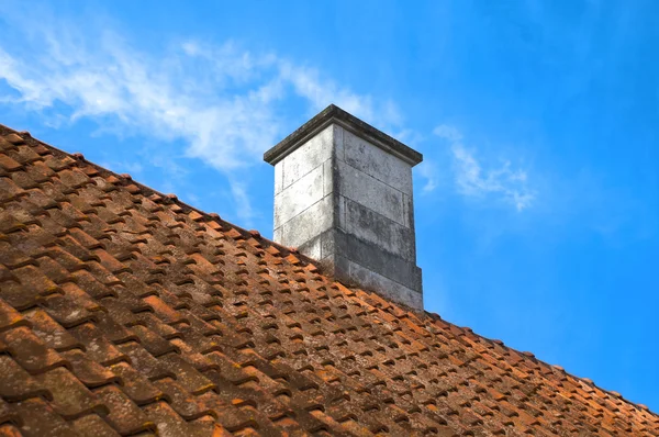 Wyłożone kafelkami dachu z komina — Zdjęcie stockowe