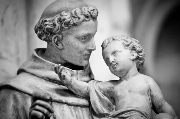 Man with small boy statue. — Stockfoto