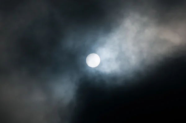 Sole tra le nuvole — Foto Stock