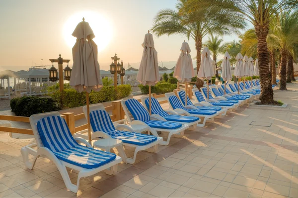 Sunset beach lounge üzerinde — Stok fotoğraf
