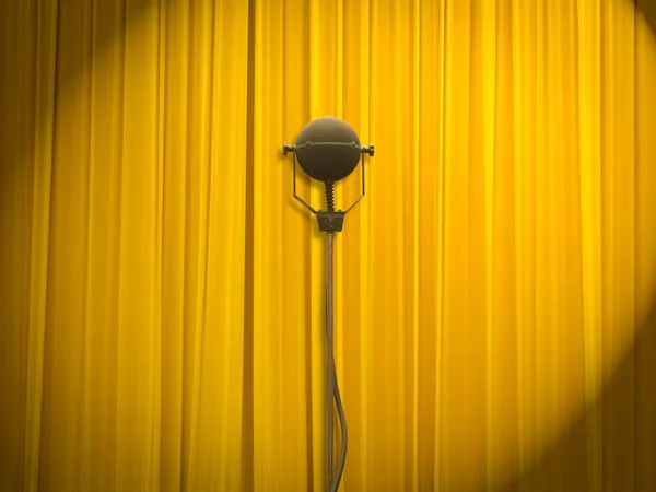 Teatro com cortinas fechadas e microfone — Fotografia de Stock
