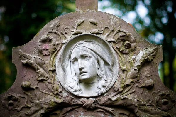 Femme visage sur pierre tombale — Photo