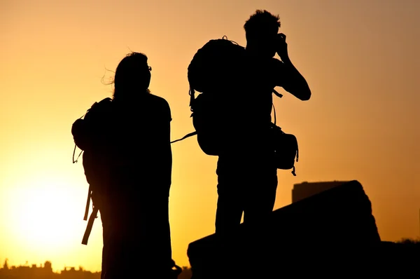 Turister i solnedgången — Stockfoto