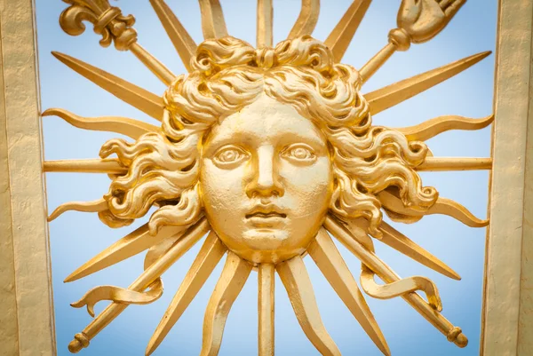 Элемент золотых ворот замка Версаль . — стоковое фото