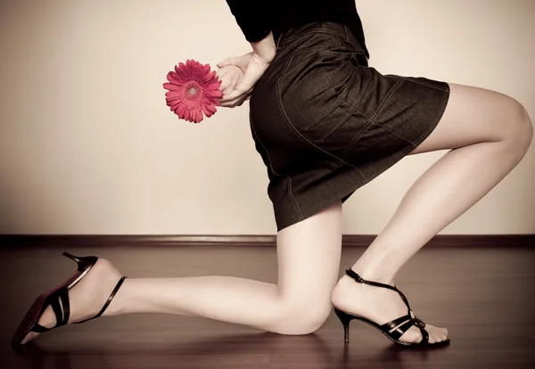 Meisje permanent met bloem — Stockfoto