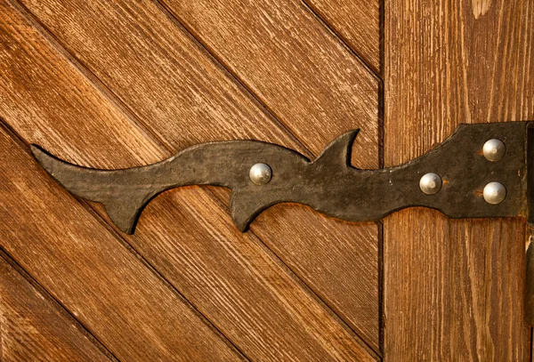 Houten deur met metalen scharnier — Stockfoto