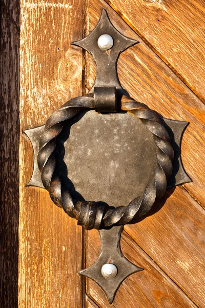 Houten deur met metalen scharnier — Stockfoto