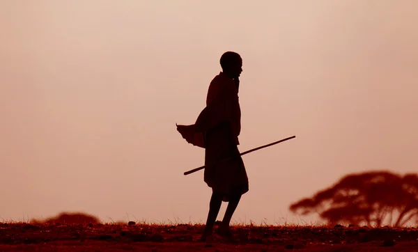 日没、ケニア、アフリカの下で部族 ストック写真