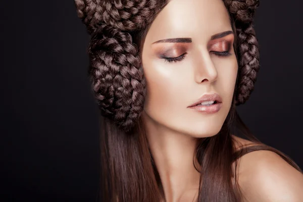 Modelo de moda bonita com um penteado criativo — Fotografia de Stock