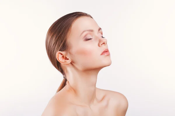 Skönhet ung kvinna med frisk hud - på vit — Stockfoto