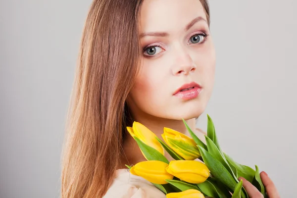 Retrato de mujer hermosa con tulipanes — Foto de Stock