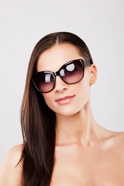 Close up portrait of young beautiful woman with sunglasses — Stock Photo, Image