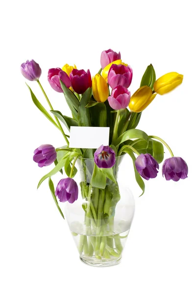 Tulipanes coloridos en jarrón con una tarjeta — Foto de Stock