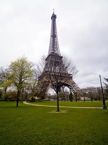 흐린된 에펠 탑 — 스톡 사진