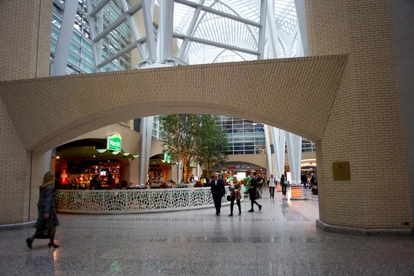 Wandelen op moderne winkelcentrum — Stockfoto