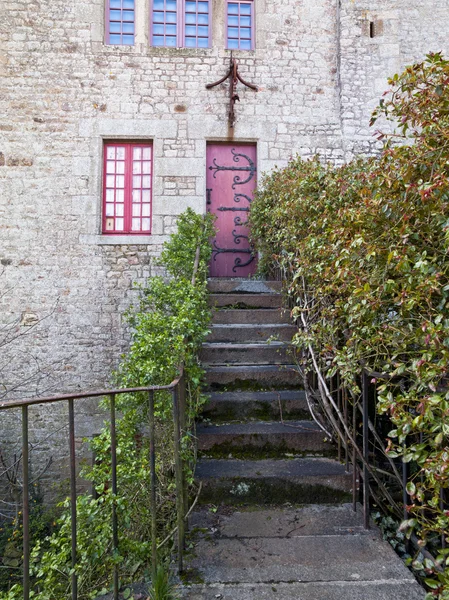 Красная дверь с железным подкреплением — стоковое фото
