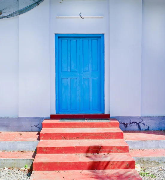 Kırmızı merdiven kapı mavi — Stok fotoğraf