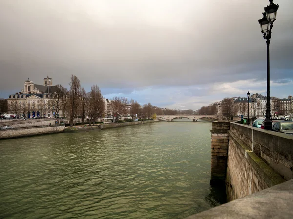 Сена в Париже — стоковое фото