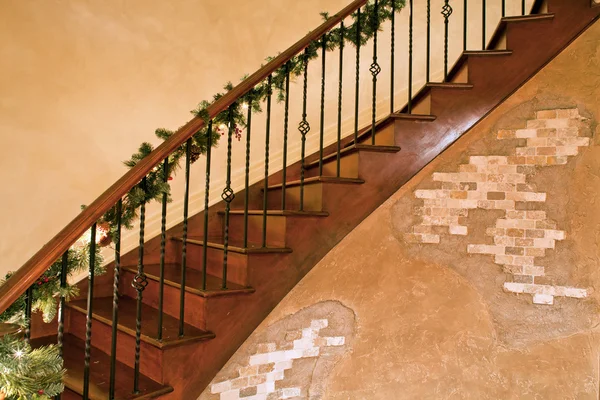 Noel dekorasyonu ile merdiven — Stok fotoğraf