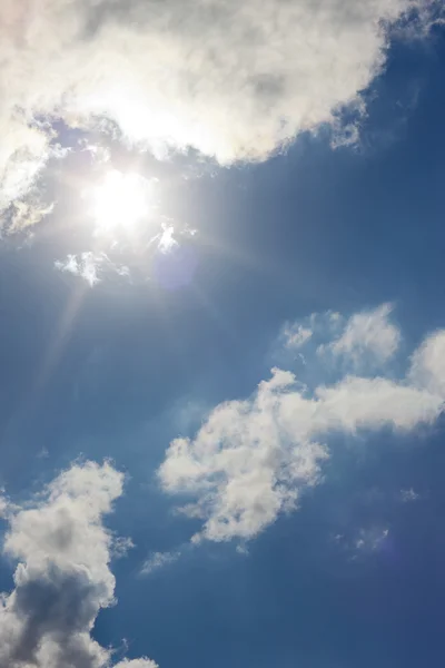 Солнце светит сквозь облака — стоковое фото