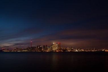 Aydınlatılmış bir şehir ve deniz manzarası geceleyin Toronto Ontario Kanada
