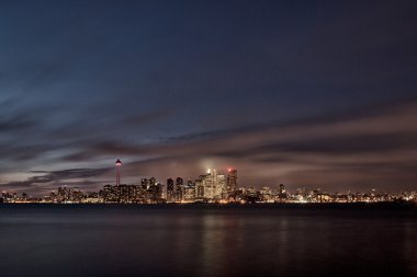 Gece şehir manzarası ve deniz manzarası Toronto Ontario Kanada