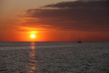 Resim gün batımında deniz deniz taşıtları