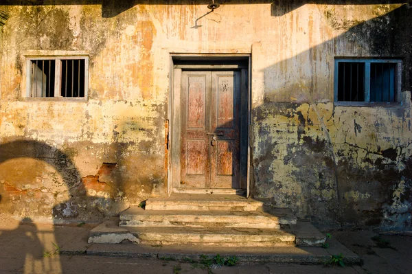 Parede e porta desmontadas — Fotografia de Stock