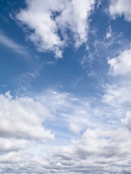 Verticale bewolkte hemel — Stockfoto